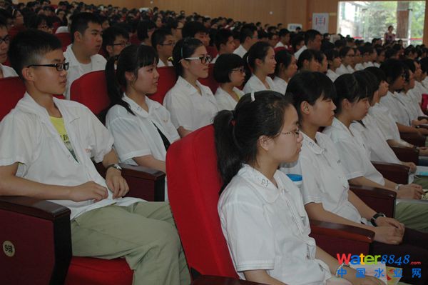 清華大學(xué)環(huán)境學(xué)院副院長(zhǎng)左劍惡教授回母校講學(xué)